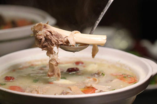 多熬的骨汤没地方放？一台骨汤包装机帮你解决